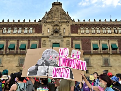 Manifestantes contra la reforma energética durante una protesta en Ciudad de México, el 25 de marzo.