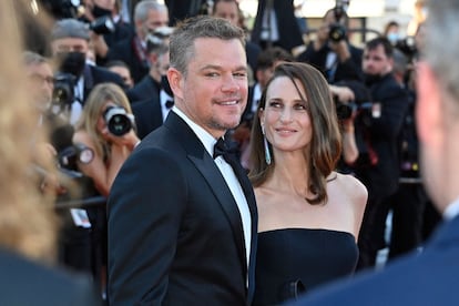 El actor estadounidense Matt Damon (izquierda) y la actriz francesa Camille Cottin posan a su llegada a la proyección de la película 'Stillwater' en la 74ª edición del Festival de Cine de Cannes, este jueves.