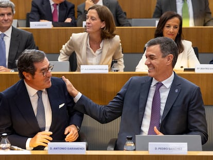 Pedro Sánchez hablaba con el presidente de la CEOE, Antonio Garamendi, este viernes en Madrid.