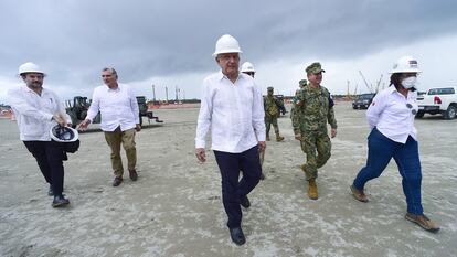 AMLO en compañía de Adán Augusto López, gobernador de Tabasco; Rocío Nahle, secretaria de Energía, y Octavio Romero Oropeza, titular de Pemex