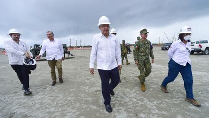 Andrés Manuel López Obrador durante un recorrido por las obras de la Refinería Dos Bocas, en junio de 2020.
