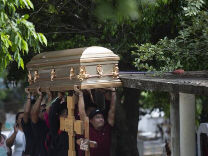 Cortejo fúnebre de una de las víctimas de la masacre en Coatzacoalcos, México.