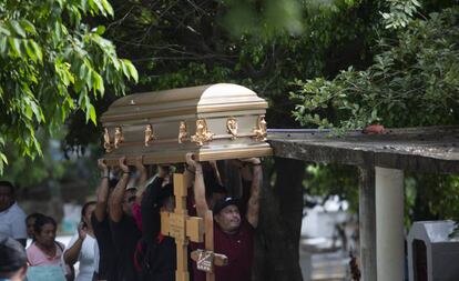 Cortejo fúnebre de una de las víctimas de la masacre en Coatzacoalcos, México.