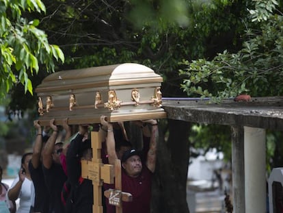 Cortejo fúnebre de una de las víctimas de la masacre en Coatzacoalcos, México.