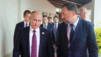 El oligarca ruso Oleg Deripaska camina junto a Vladímir Putin en un acto en Vietnam en noviembre de 2017.