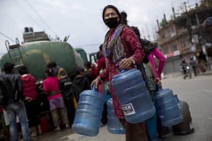 Camiones cisterna reparten agua a los ciudadanos afectados por el terremoto en Katmandú, el 29 de abril de 2015.