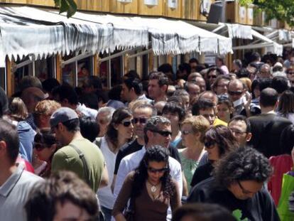 El sol anim&oacute; la Fira del Llibre y este domingo cientos de visitantes recorrieron las casetas.