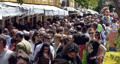 El sol anim&oacute; la Fira del Llibre y este domingo cientos de visitantes recorrieron las casetas.