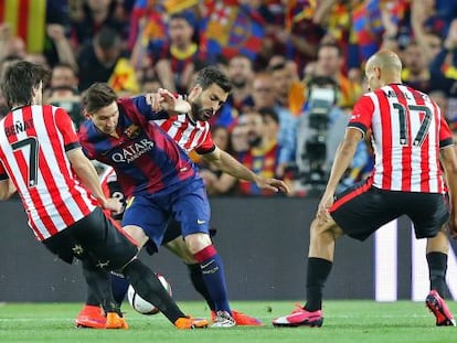 Messi rodeado de defensas del Athletic