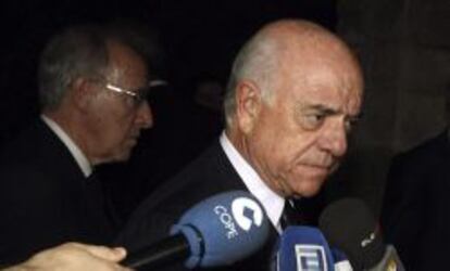 El banquero Francisco González a su llegada a la capilla ardiente donde han sido trasladados los restos mortales del presidente de El Corte Inglés Isidoro Álvarez.