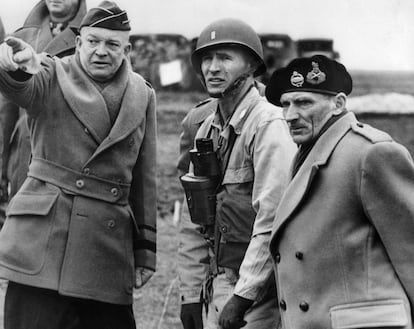 El comandante supremo de las Fuerzas Aliadas, el general Dwight D. Eisenhower (izquierda), y el mariscal de Campo británico Bernard Montgomery (derecha), su comandante adjunto, en un lugar desconocido del noroeste de Francia en los días posteriores al desembarco de Normandía.