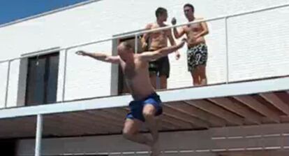 Vídeo de archivo en el que un turista se tira a la piscina desde el balcón de una habitación de hotel en 2010.