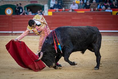 Paco Ureña muleta con la mano derecha al cuarto toro de la tarde.