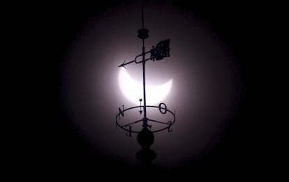 Ou eclipse solar visto na Puerta del Sol, em Madri.