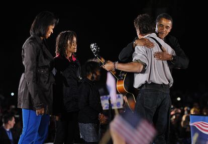 Bruce Springsteen, junto a Obama y su familia en un acto de campaña del expresidente de Estados Unidos,.