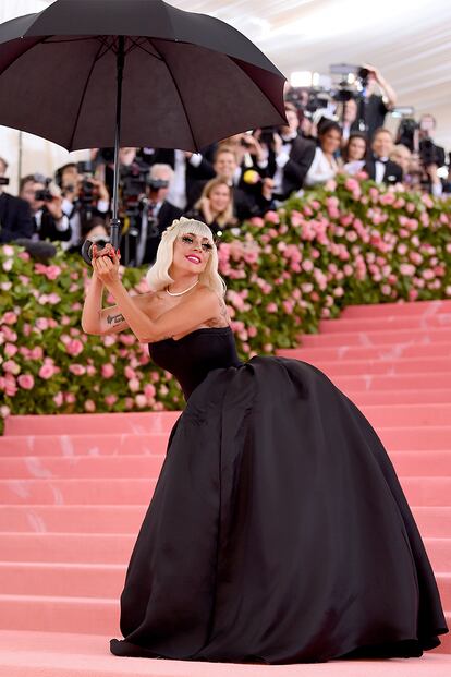 La inesperada performance empezó cuando Gaga se despojó de la capa rosa para posar con un diseño palabra de honor de voluminosa falda negra.