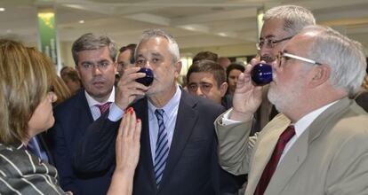 Griñán y Arias Cañete catan aceite en una visita a Expoliva.