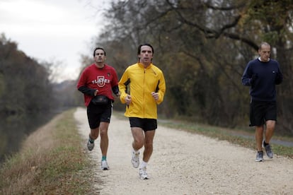 'No pain no gain', que dicen los ingleses. Si no hay dolor, no hay ganancia. Aznar fue a Washington a visitar a George Bush y antes salió a echar una carrera con sus guardaespaldas por los frondosos bosques de la zona, todo piernas, 'shorts' y capa exterior en tejido tecnológico amarillo. Correr ya estaba de moda en esta época (2008), pero no tanto la protección del medio ambiente: un mes antes, en una visita a la República Checa, Aznar dijo que el cambio climático era “científicamente cuestionable”.