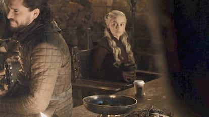 Emilia Clarke asumió la culpa de la aparición de un vaso desechable en el cuarto episodio de 'Juego de Tronos'.