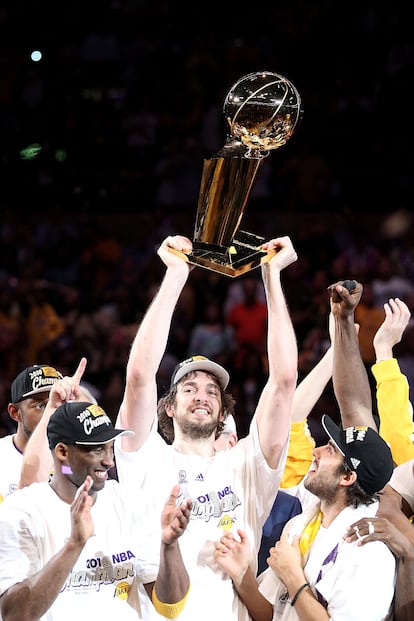 Gasol levanta su segundo título de la NBA después de ganar a los Boston Celtics en el séptimo partido de las Finales, el 17 de junio de 2010. 
