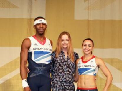 Los deportistas Phillips Idowu y Jessica Ennis con Stella McCartney.