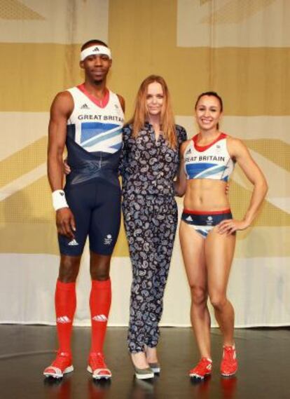 Los deportistas Phillips Idowu y Jessica Ennis con Stella McCartney.