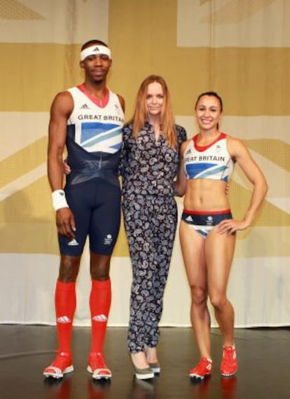 Los deportistas Phillips Idowu y Jessica Ennis con Stella McCartney.