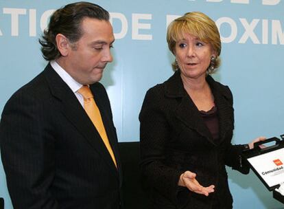 Esperanza Aguirre y Alfredo Prada, entonces consejero de Justicia, en un acto público en 2004.