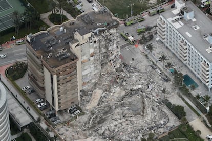 Vista geral do edifício desabado. Até a tarde desta quinta-feira, cerca de 35 pessoas foram resgatadas e ao menos 50 moradores ainda estão desaparecidos, disse Ray Jadallah, chefe do Corpo de Bombeiros de Miami-Dade, em entrevista coletiva.