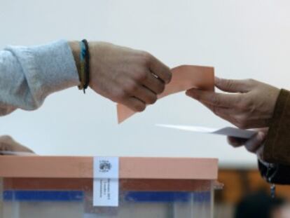 Una mujer entrega su voto, este domingo en Valladolid.