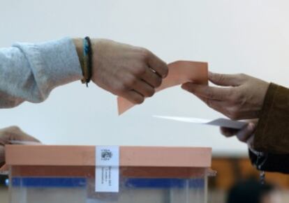 Una mujer entrega su voto, este domingo en Valladolid.