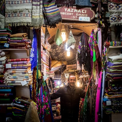 Murat Hashas vende alfombras y pañuelos hechos a mano, en el Gran Bazar de Estambul (Turquía).