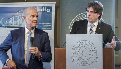 Carles Puigdemont, presidente de la Generalitat, y Albert Peters, este martes, en el Círculo Ecuestre.