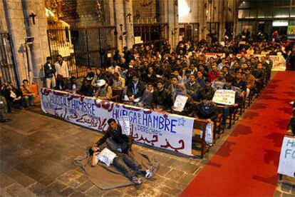 Asamblea de inmigrantes, ayer, en la iglesia barcelonesa del Pi.