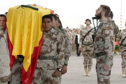 Soldados españoles del contingente en Afganistán despiden el cadáver de John Felipe Romero, muerto en atentado el pasado lunes.