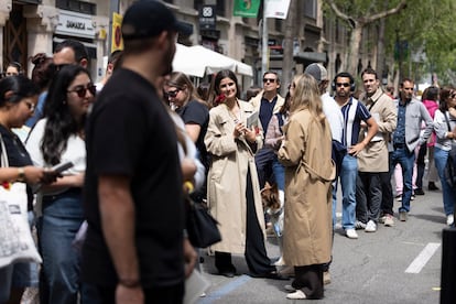 Colas para firmas en la Calle Valencia.