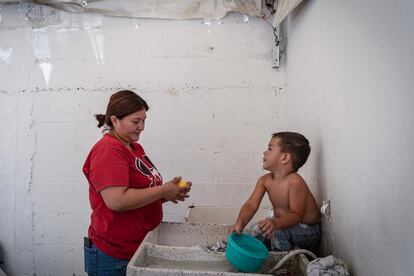 Una mujer de Guatemala cuida a su hijo en el albergue El buen samaritano, en Ciudad Juárez.