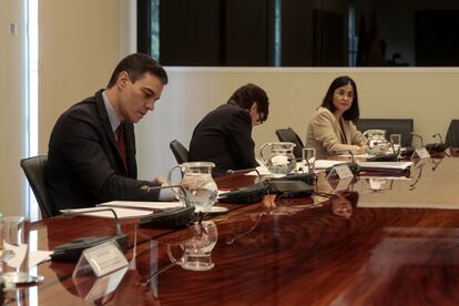 Spanish Prime Minister Pedro Sánchez (l) during today’s video conference meeting with the country’s regional premiers.