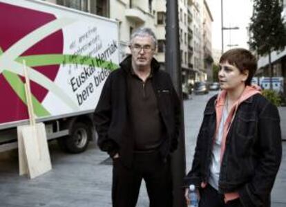 Los secretarios generales de LAB y ELA, Aihnoa Etxaide y Adolfo Muñoz "Txiki", respectivamente, antes de la manifestación convocada en Pamplona por estos dos sindicatos y otros como STEE-EILAS y ESK para denunciar, en el marco de las marchas por la dignidad, el aumento de la pobreza y las desigualdades.