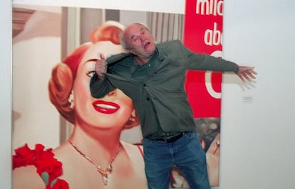 James Rosenquist bromenando en 2001 junto a su cuatro 'Joan Crawford says..' en una muestra de pop-art en el Georges Pompidou.