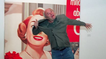 James Rosenquist bromenando en 2001 junto a su cuatro 'Joan Crawford says..' en una muestra de pop-art en el Georges Pompidou.