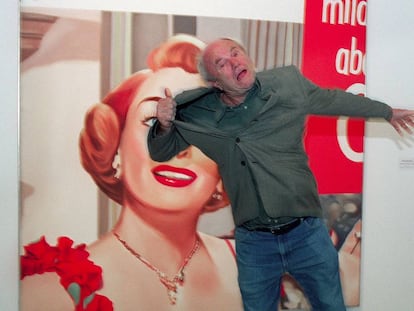 James Rosenquist bromenando en 2001 junto a su cuatro 'Joan Crawford says..' en una muestra de pop-art en el Georges Pompidou.