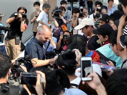 Iniesta firma autógrafos ayer a su llegada al aeropuerto de Kansai (Japón), antes de incorporarse con el Vissel Kobe, su nuevo equipo.