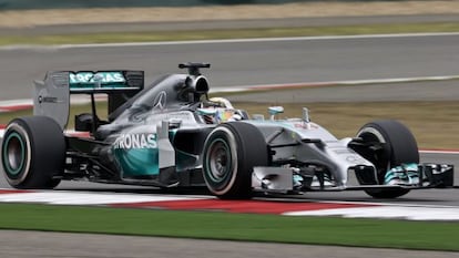 Hamilton rueda en el circuito de Shangái.