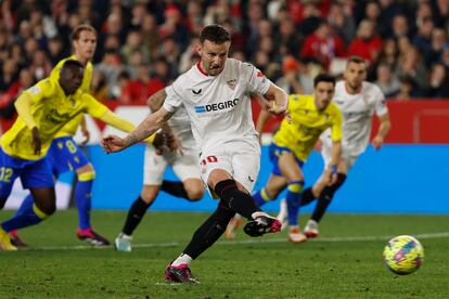 Rakitic transforma el penalti que le dio el triunfo al Sevilla ante el Cádiz.