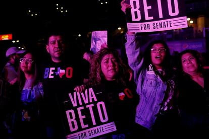 Votantes demócratas muestran tristeza por la derrota del candidato demócrata al Senado Beto O'Rourke, el 6 de noviembre de 2018, en El Paso, Texas.