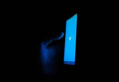 Uso de Twitter en un teléfono móvil