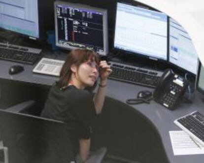 Una operadora en el parqué de la Bolsa de Tokio.