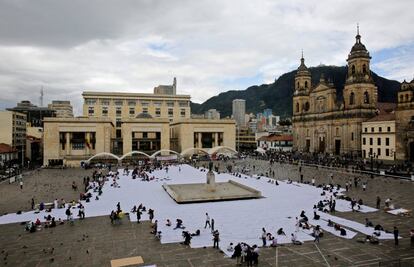 Doris Salcedo ha convocado a los bogotanos a la Plaza de Bolívar de la capital de Colombia. La artista colombiana, con la ayuda de los ciudadanos, ha cubierta la zona con telas blancas pintadas con los nombres de las víctimas del conflicto.