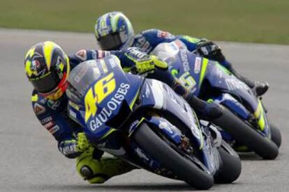 Valentino Rossi y Sete Gibernau, en un momento de la carrera.